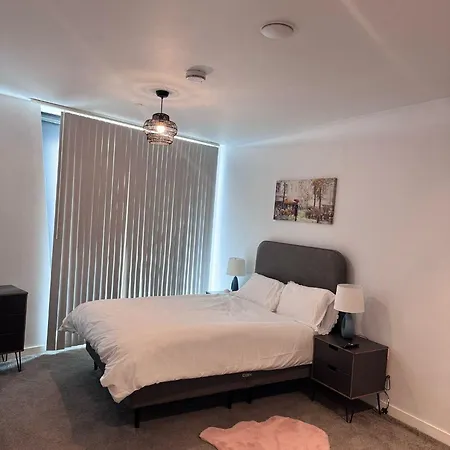 Centre - 2-bed High Rise - Sleeps 4 *