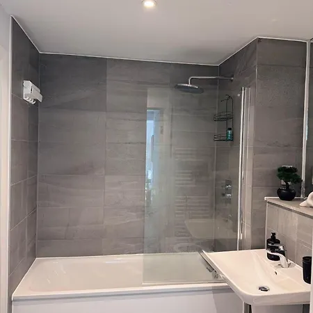 Centre - 2-bed High Rise - Sleeps 4 * Manchester