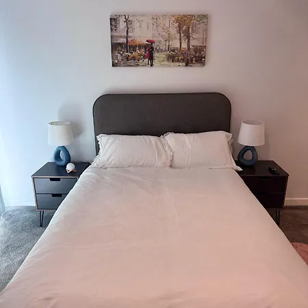 Centre - 2-bed High Rise - Sleeps 4 Apartment