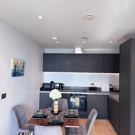 Centre - 2-bed High Rise - Sleeps 4 Apartment *