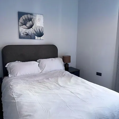 Centre - 2-bed High Rise - Sleeps 4 * Manchester
