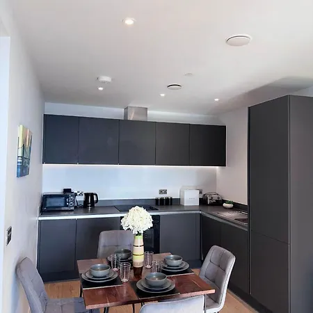 Apartment Centre - 2-bed High Rise - Sleeps 4