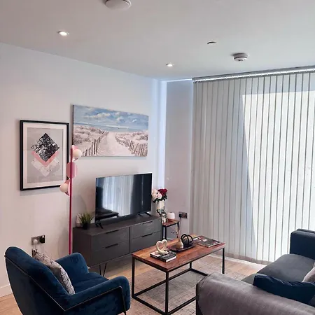 Apartment Centre - 2-bed High Rise - Sleeps 4 *