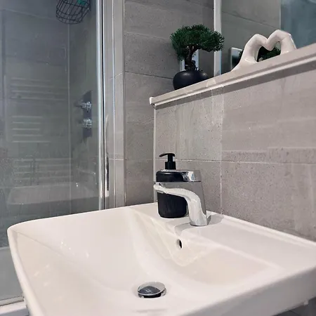 Centre - 2-bed High Rise - Sleeps 4 Manchester
