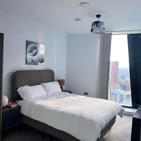 Centre - 2-bed High Rise - Sleeps 4 * Manchester