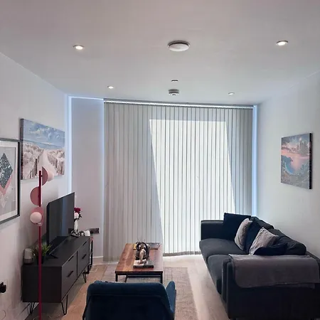 Centre - 2-bed High Rise - Sleeps 4 Apartment *