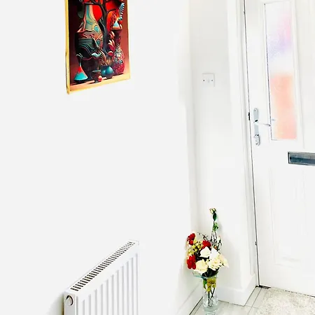 Stylish 3 Bdr House With Free Parking Near Hulme *