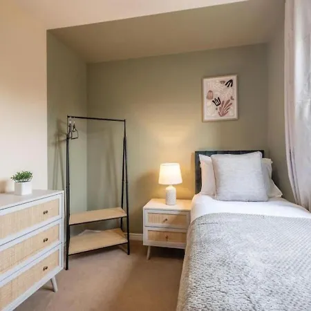 4 Beds, Sleeps 7, Driveway, Comfy Beds * 맨체스터