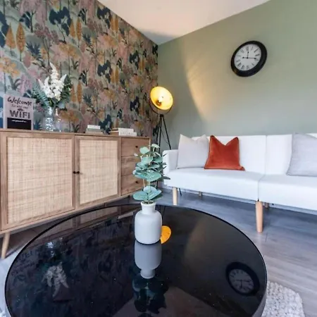 4 Beds, Sleeps 7, Driveway, Comfy Beds 맨체스터