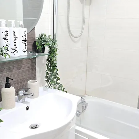 The Hidden Chapter 2 Bedrooms By Bevolve Apartment Manchester