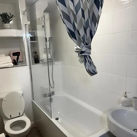 Inside City, Modern & Luxurious 2 Bed Apartment, Entire Unit *