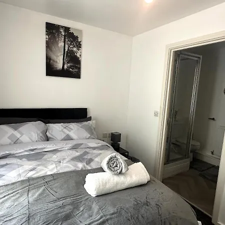 Inside City, Modern & Luxurious 2 Bed Apartment, Entire Unit Apartment *