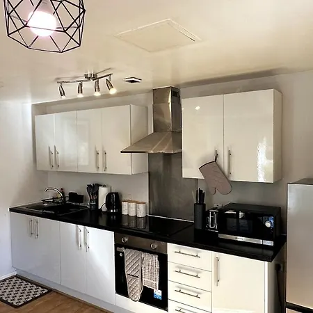 Inside City, Modern & Luxurious 2 Bed Apartment, Entire Unit Apartment