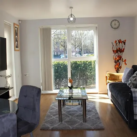 Inside City, Modern & Luxurious 2 Bed Apartment, Entire Unit Apartment