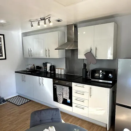 شقة Inside City, Modern & Luxurious 2 Bed Apartment, Entire Unit *