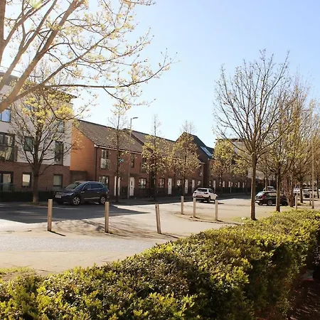 Inside City, Modern & Luxurious 2 Bed Apartment, Entire Unit Apartment *