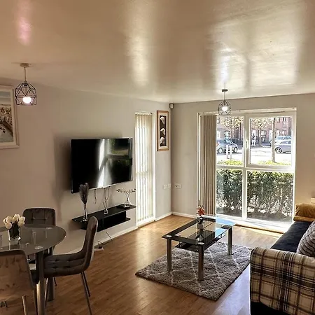 Apartment Inside City, Modern & Luxurious 2 Bed Apartment, Entire Unit *