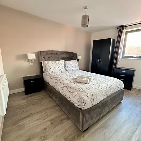 Apartment Centre 2 Bed With A Balcony *