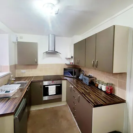 Long 3br House With Parking Manchester