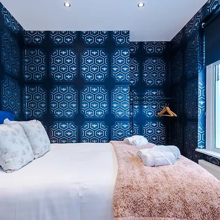 Rest&recharge At A Luxury Retreat In - Sleeps 11, 5 Bedrooms, 3 Bathrooms, Free Parking *