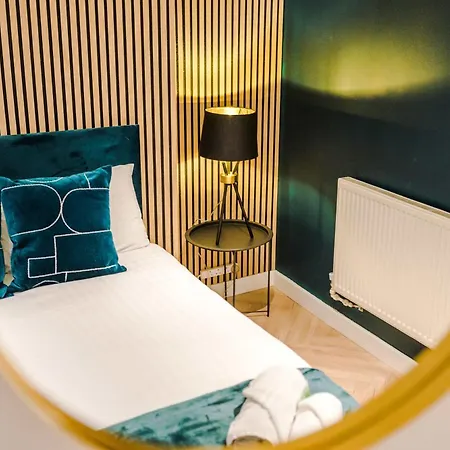 Rest&recharge At A Luxury Retreat In - Sleeps 11, 5 Bedrooms, 3 Bathrooms, Free Parking *