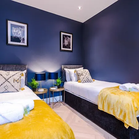 Rest&recharge At A Luxury Retreat In - Sleeps 11, 5 Bedrooms, 3 Bathrooms, Free Parking Holiday home *