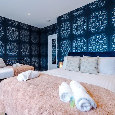 Rest&recharge At A Luxury Retreat In - Sleeps 11, 5 Bedrooms, 3 Bathrooms, Free Parking Holiday home *