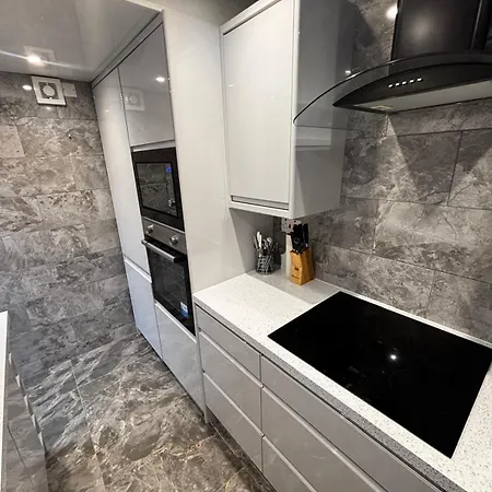 Housesleeps9-fireplace-garden-bbq-tv *