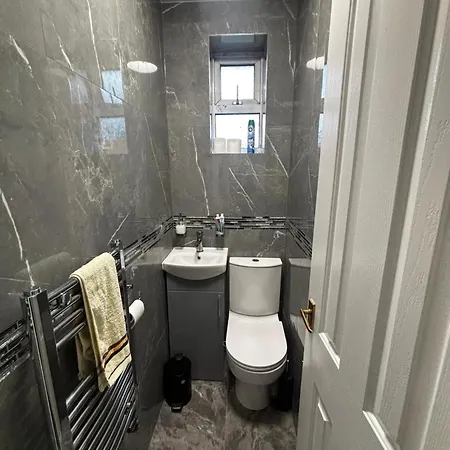 Housesleeps9-fireplace-garden-bbq-tv Nyaraló Manchester