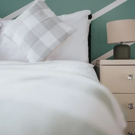 The Jade - Pool Table - Man Utd - Centre - 4bd Manchester