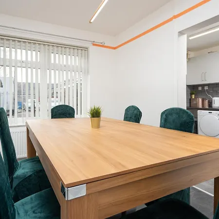 The Jade - Pool Table - Man Utd - Centre - 4bd