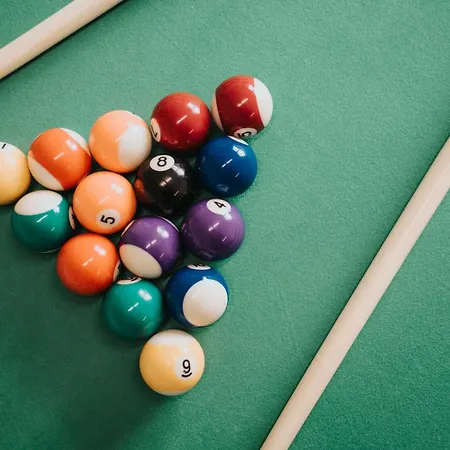 The Jade - Pool Table - Man Utd - Centre - 4bd *