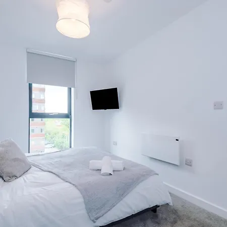 Modern In Old Trafford, Balcony, Sleeps6 Apartment