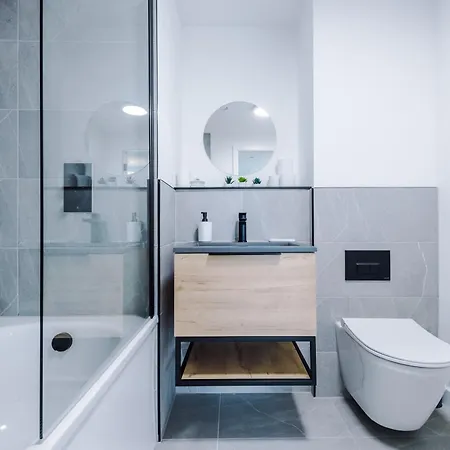 Modern In Old Trafford, Balcony, Sleeps6 Apartment Manchester