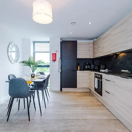 Modern In Old Trafford, Balcony, Sleeps6