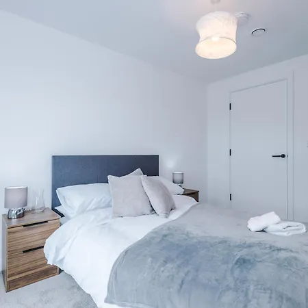 Modern In Old Trafford, Balcony, Sleeps6 Manchester