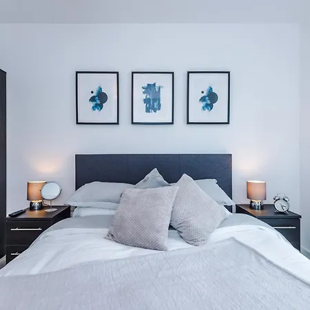 Modern In Old Trafford, Balcony, Sleeps6