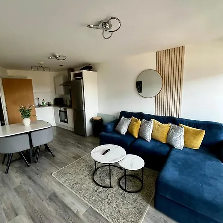 Chic 2-bed Flat - Coop Live & Ethiad *