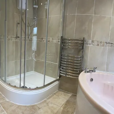 Holiday home Workers - Free Parking