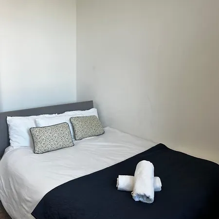 The Failsworth Collection - Stylish With Free Parking Apartment