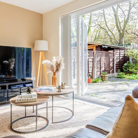 Semesterbostad Forest View- Oasis Mural -didsbury Zen Sleeps 10