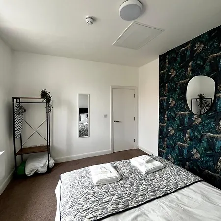 The Failsworth Collection - Stylish With Free Parking Apartment