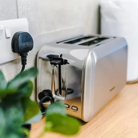 New Large 4 Bedroom House, Sleeps 9, Games Room, Free Parking, Ps4 度假居 曼彻斯特