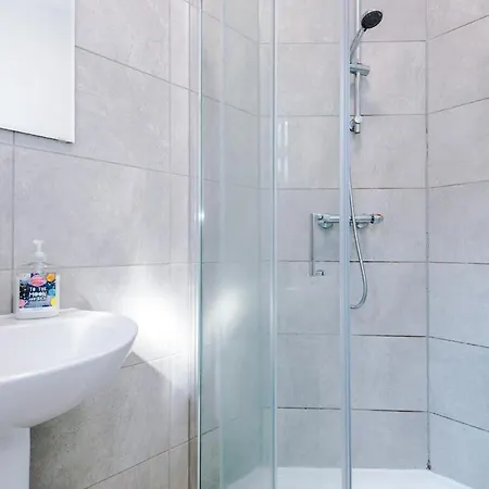 度假居 New Large 4 Bedroom House, Sleeps 9, Games Room, Free Parking, Ps4