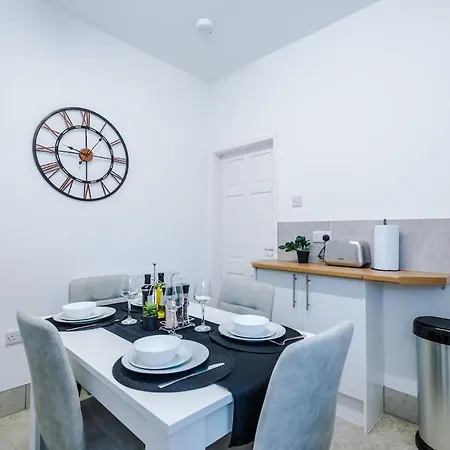 度假居 New Large 4 Bedroom House, Sleeps 9, Games Room, Free Parking, Ps4 *