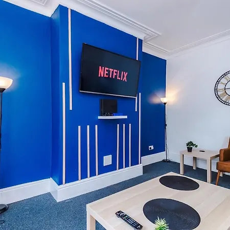 New Large 4 Bedroom House, Sleeps 9, Games Room, Free Parking, Ps4 * 曼彻斯特