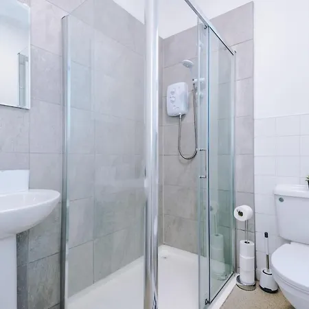 New Large 4 Bedroom House, Sleeps 9, Games Room, Free Parking, Ps4 Manchester