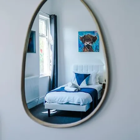 New Large 4 Bedroom House, Sleeps 9, Games Room, Free Parking, Ps4 度假居