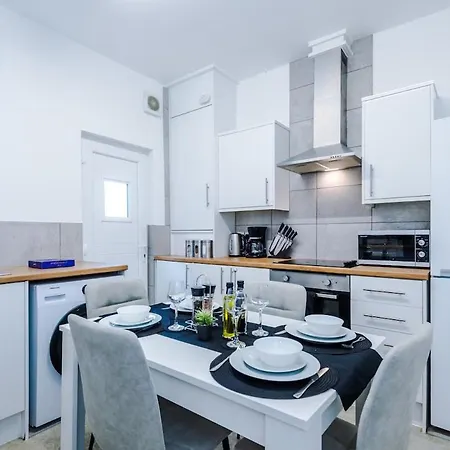 度假居 New Large 4 Bedroom House, Sleeps 9, Games Room, Free Parking, Ps4