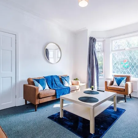 New Large 4 Bedroom House, Sleeps 9, Games Room, Free Parking, Ps4 曼彻斯特